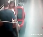 Un couple baise en métro publique