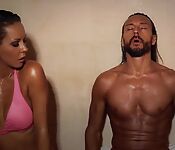 DJs Français Laly Vallade et Bob Sinclair dans une pub chaude