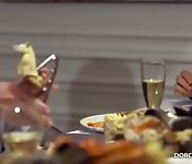 Mina Sauvage sous la table