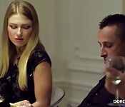 Mina Sauvage sous la table