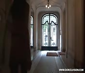 Ania Kinski baise en public à Paris