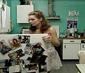 Laure Sinclair donne sa chatte