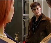 Belle-mère donne une leçon à sa fille et son copain