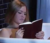 Laly Vallade et Krissy Lynn dans une baise lesbienne sensuelle