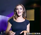 Mina Sauvage suce dans la salle de bain