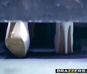 Mina Sauvage suce dans la salle de bain