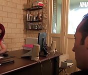 Julie Valmont secrétaire plantureuse prise par le patron