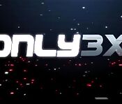 Lina Luxa s'écartèle le cul avec un gode