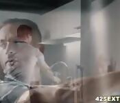 Prise dans les fesses après la piscine