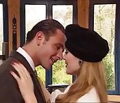 Laure Sinclair prise par tous les trous