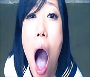 Écolière japonaise du sperme plein la bouche