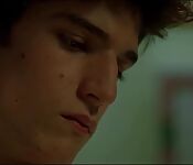Eva Green nue et couche dans le film Dreamers