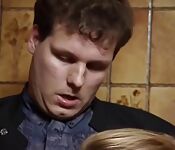 Laure Sinclair baisée dans les toilettes