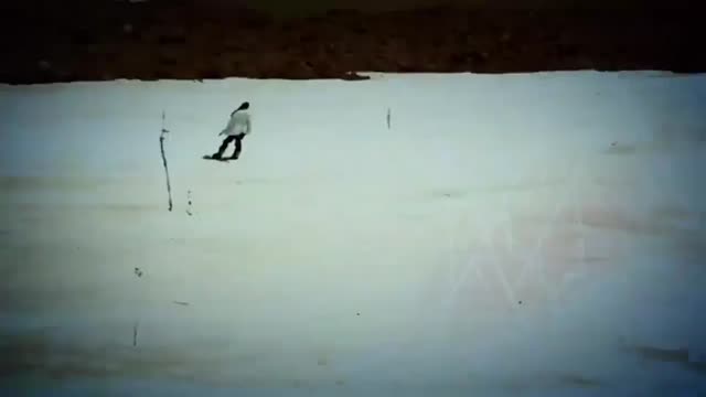 Deux meufs surfent et font du snowboard à poil