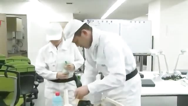 Japonaise coquine baisée au boulot