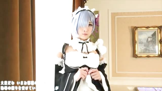 Une ado japonaise en cosplay de maid suce à fond