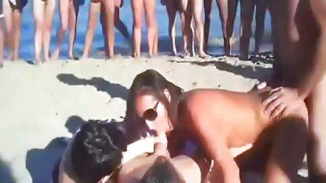 Deux couples audacieux baisent dans une plage nudiste