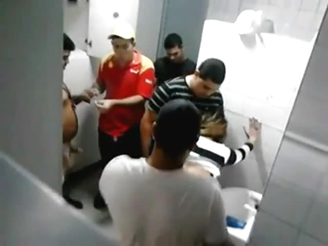 Gangbang amateur dans les toilettes