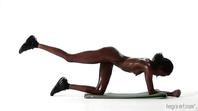 Femme noire fait la gym