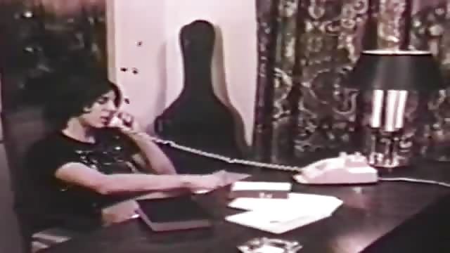 Une vidéo vintage avec deux femmes et un mec