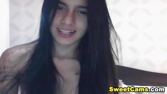 Jeune fille montre ses talents sur webcam