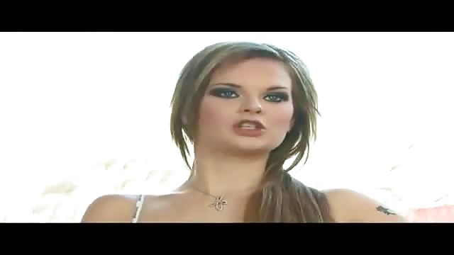 Tarra White jolie salope en gangbang
